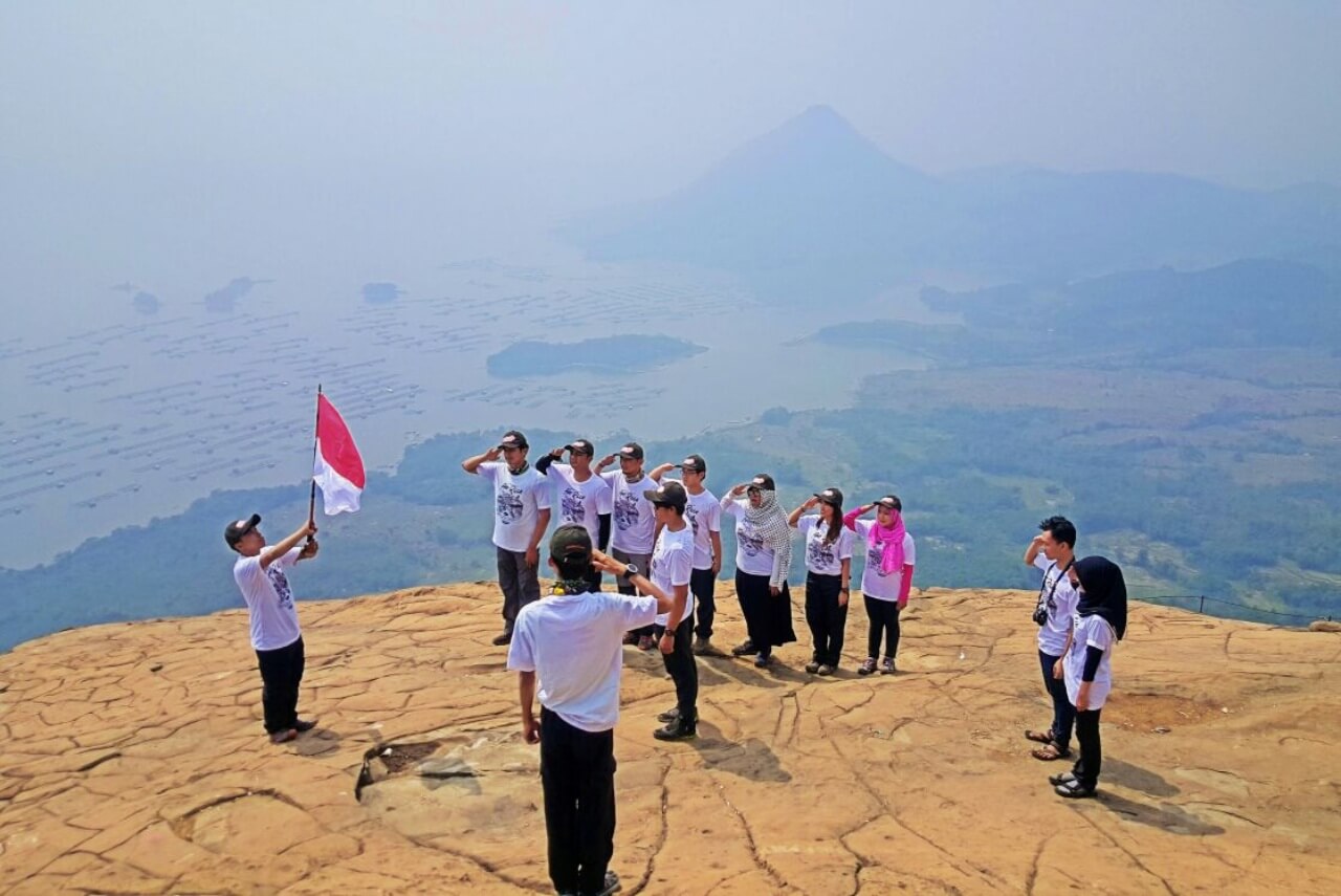 Di momen-momen nasionalis mereka juga kerap mengadakan upacara bendera saat mencapai puncak